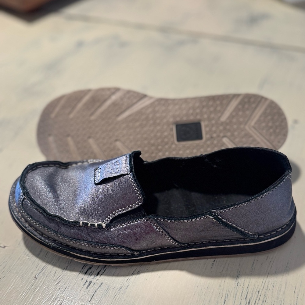 Ariat Shoes
Moc Toe Loafer Sneakers
silver leather slip on
Size 9